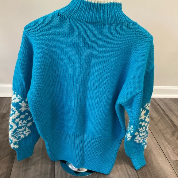 Blue and White Vintage Christmas Sweater - Picture 4 of 5